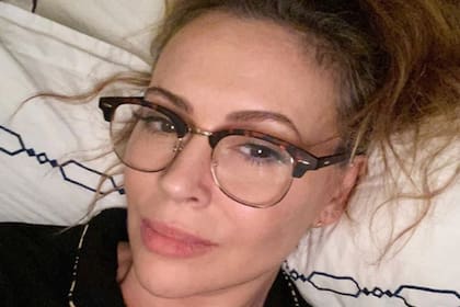 La actriz Alyssa Milano compartió un video en redes sociales donde muestra la cantidad de pelo que se le está cayendo después de haber estado gravemente enferma de coronavirus