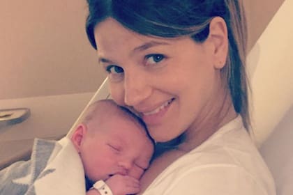 La actriz compartió una tierna imagen junto al recién nacido