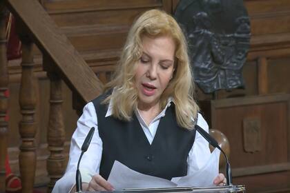 La actriz argentina Cecilia Roth en la lectura del discurso de Cristina Peri Rossi en la ceremonia del Premio Cervantes