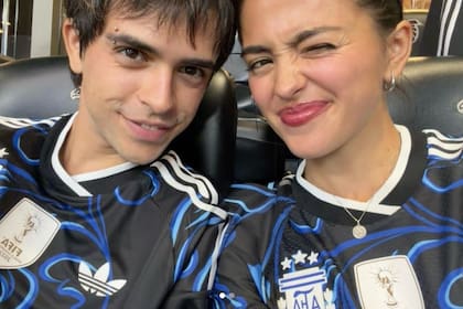 La actriz argentina Maia Reficco, novia de Franco Colapinto, hinchó por la Scaloneta junto a su hermano Joaquín