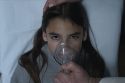 La actriz Ariana Greenblatt en su papel de Mathilda en Disomnia, la nueva película de Netflix que entró en el ranking