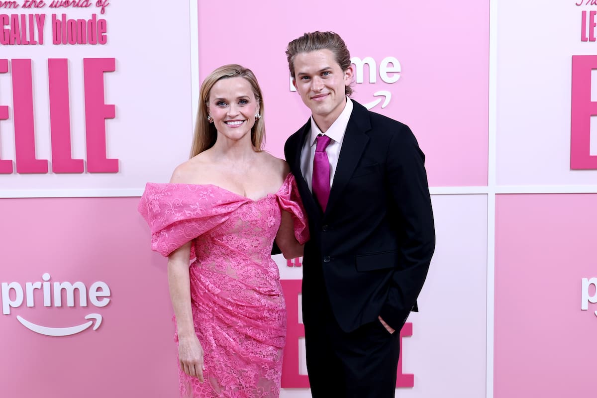La actriz asistió a la premiere de Elle acompañada por su hijo Deacon, de 22 años