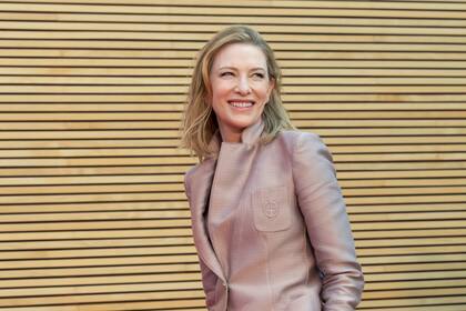 La actriz australiana Cate Blanchett posa al llegar a una conferencia de prensa previa a los Premios Goya del cine español, en el Palau de les Arts en Valencia, España, el sábado 12 de febrero de 2022. Blanchett es reconocida este año con el Goya Internacional. (Foto AP/Alberto Saiz)