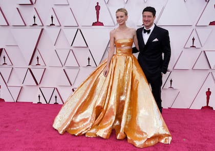 La actriz británica Carey Mulligan, nominada a mejor actriz por su trabajo en Hermosa venganza, junto a su marido, el músico Marcus Mumford
