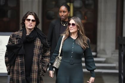 La actriz británica Elizabeth Hurley abandona los Tribunales Reales de Justicia tras participar en el juicio contra Associated Newspapers Ltd.