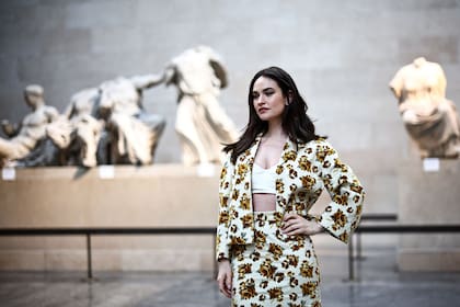 La actriz británica Lily James posa frente a los mármoles del Partenón en el Museo Británico, durante un desfile que volvió a despertar la polémica con Grecia