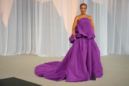 La actriz británica Naomi Ackie lució un voluminoso vestido de Balenciaga en violeta