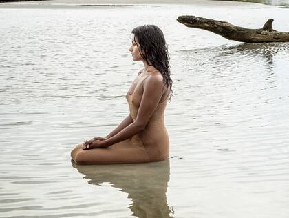 La actriz británica Simone Ashley, reconocida por su trabajo en Bridgerton, protagonista del Calendario Pirelli 2025