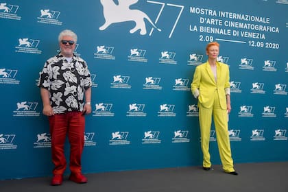 La actriz británica Tilda Swinton y el director español Pedro Almodóvar asisten a un photocall de la película "La voz humana" presentada fuera de competencia el segundo día del 77 ° Festival de Cine de Venecia, el 3 de septiembre de 2020 en el Lido de Venecia.