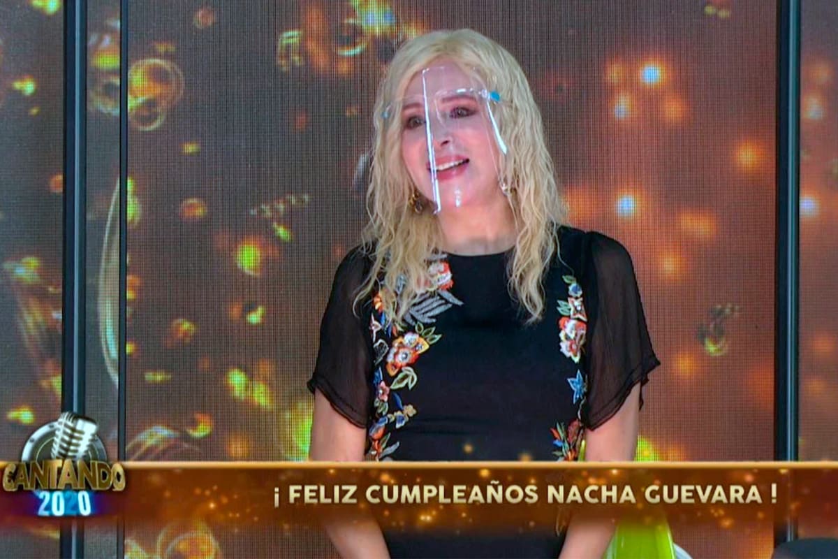 La actriz, cantante y miembro del jurado se emocionó cuando la sorprendieron desde la producción
