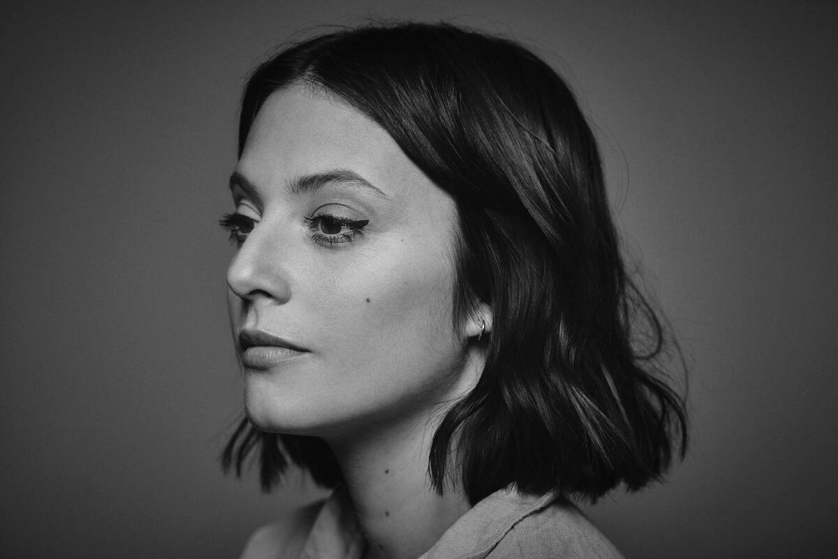 La actriz Carla Quevedo publicó en 2022 su primera novela, "Cómo me enamoré de Nicolas Cage"