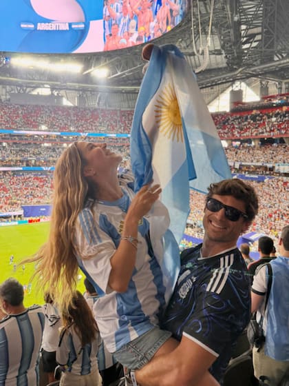 La actriz celebró la victoria junto a su pareja, Matías Palleiro: "¡Qué emoción tan grande! ¡Gracias, Selección! ¡Gracias Dios!"