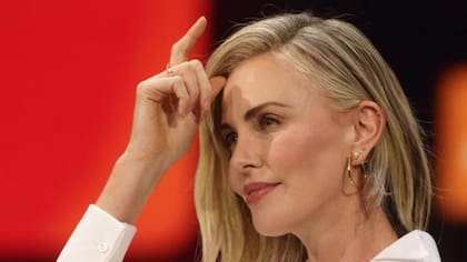 La actriz Charlize Theron tiene lóbulos libres