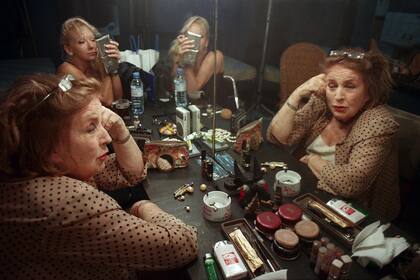 La actriz China Zorrilla con Soledad Silveyra en los camarines , preparándose para la obra Eva y Victoria