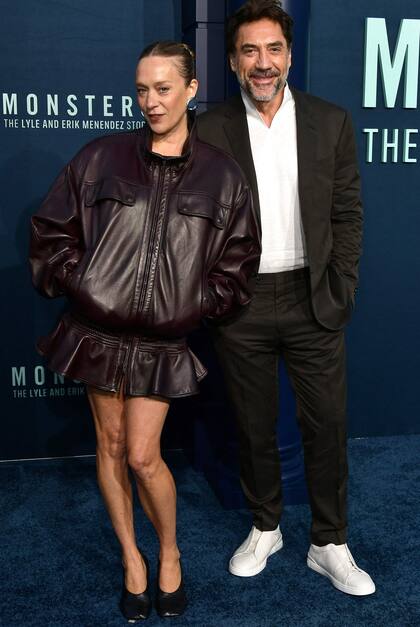 La actriz Chloe Sevigny sorprendió con su look para una alfombra roja: lució una especie de campera/vestido de cuero que dejó al descubierto sus piernas. Javier Bardem, por su lado, combinó un traje marrón con una original camisa blanca y unas impolutas zapatillas urbanas a tono