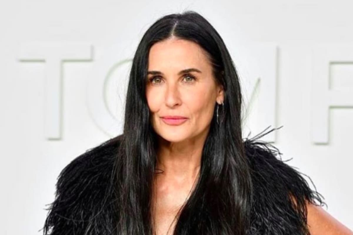 La actriz compartió con sus seguidores dos fotos en las que se mostró en un espacio de su casa muy particular, que tiene jacuzzi, muebles y hasta una estatua con armadura