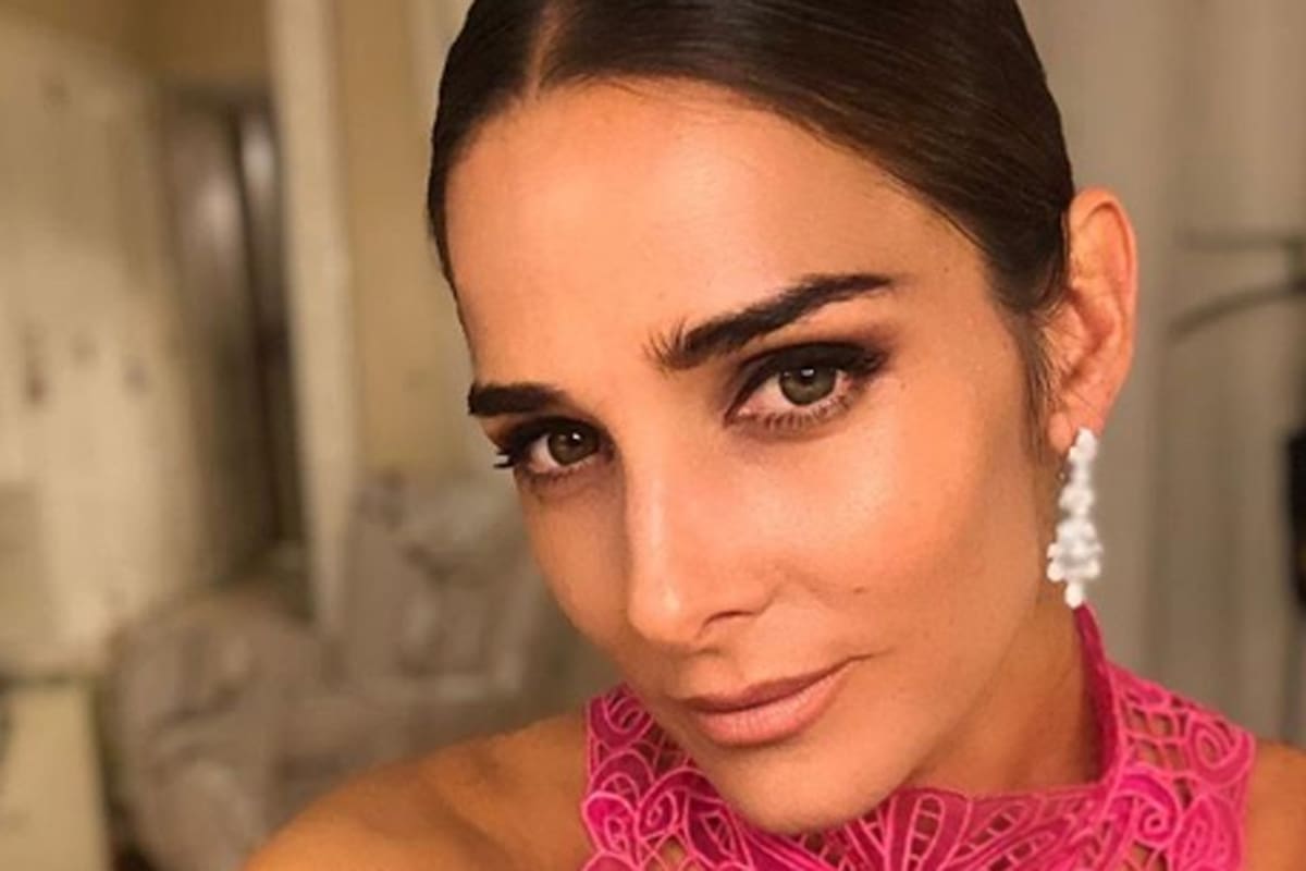 La actriz compartió una postal en blanco y negro junto a su novio y citó versos de amor