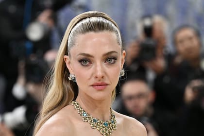 La actriz completó su look con un importante collar y aros de Tiffany