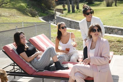 La actriz con Juana Urtubey, Agustina Lecouna y Rochi Goldenhorn, aprovechando el solcito de invierno en el parque de la casa.