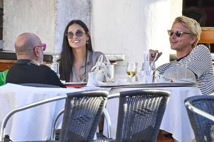 La actriz de 58 años fue fotografiada por periodistas en un restaurante italiano