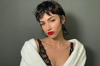 La actriz de la casa de papel derrochó sensualidad en una imagen donde se la ve en topless asomada a una ventana