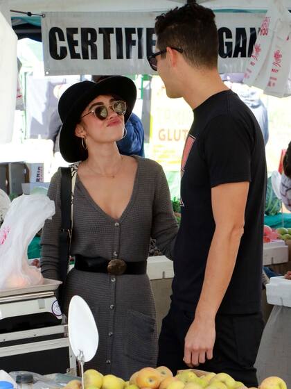 La actriz de Modern Family, Sarah Fyland, feliz con su novio Wells Adams en el Farmers Market de Los Ángeles