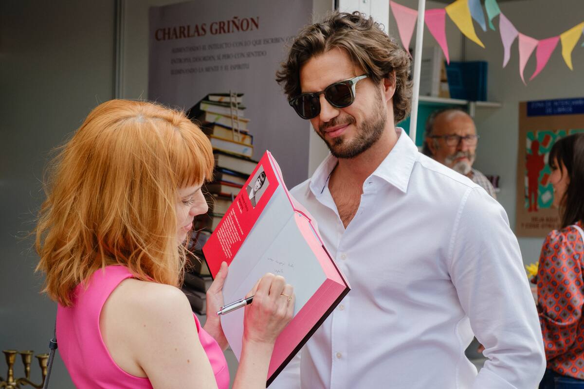 La actriz Diana Gómez, que interpreta a Valeria, con Maxi Iglesias (Víctor), en el episodio 5 de la última temporada