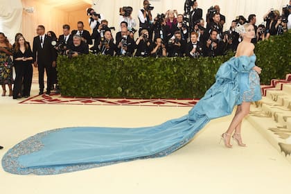 La actriz Diane Kruger en Prabal Gurung con una cola de 5 metros de largo, detalles brillantes y un adorno floreado