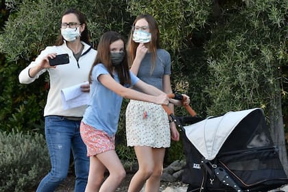 La actriz dio un corto paseo con Violet, Seraphina y Samuel. y el nuevo integrante felino de la familia en su barrio privado en Los Ángeles