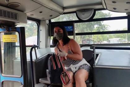 La actriz efectuó todas sus acciones explícitas en el asiento trasero del colectivo, pero conservando las medidas de seguridad por el coronavirus