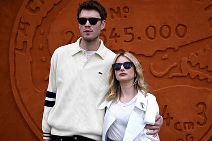 La actriz Emma Roberts y su novio, Cody John, posaron juntos para los fotógrafos en el marco de la presentación de Lacoste en la Semana de la Moda de París