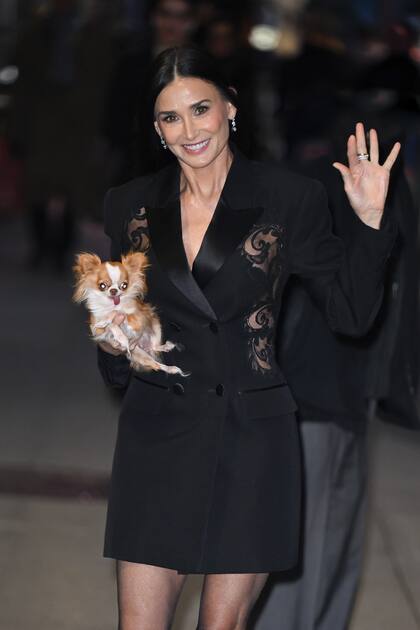 La actriz en la entrada del Teatro Ed Sullivan, en Nueva York, con Pilaf en su mano, luciendo un vestido sastre negro con transparencias y solapas de satin.