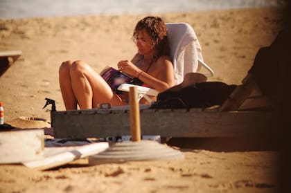 La actriz, en plena lectura de
Donde cruzan los brujos, de Taisha
Abelar, un libro de espiritualidad,
en el beach club de Laguna
Escondida