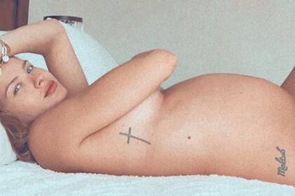 La actriz enterneció al mundo con una foto en la que confirma su embarazo pero generó una duda: ¿qué significa lo que dice su tatuaje?