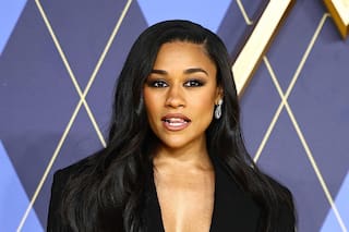 La actriz Ariana DeBose reveló que está en conversaciones para interpretar a Evita en el clásico musical estadounidense