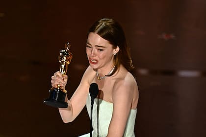 La actriz estadounidense Emma Stone acepta el premio a la mejor actriz en un papel principal por Poor Things en el escenario durante la 96ª edición de los Premios anuales de la Academia en el Dolby Theatre de Hollywood, California, el 10 de marzo de 2024