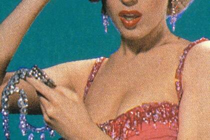 La actriz estadounidense Marilyn Monroe (1926-1962), interpretando el papel de Lorelei Lee, en una escena del film 'Los caballeros las prefieren rubias', dirigida por Howard Hawks, 1953.