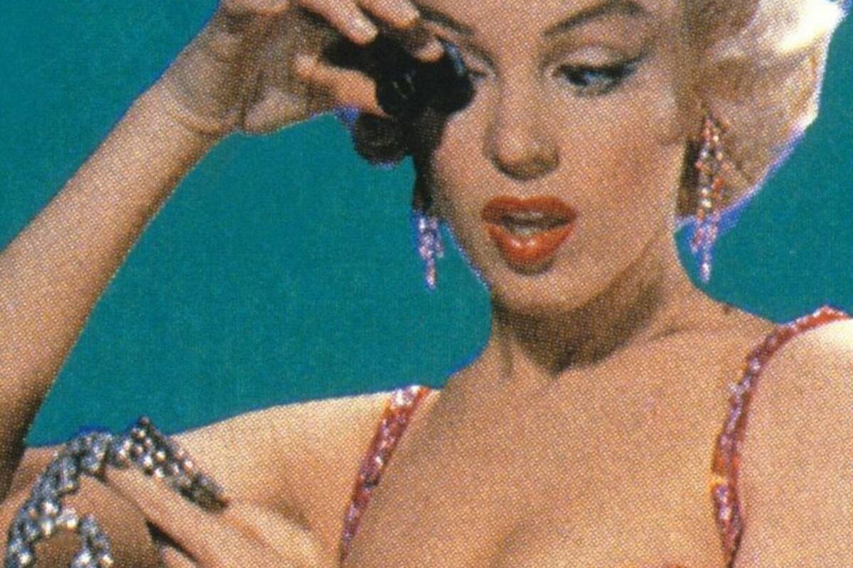 La actriz estadounidense Marilyn Monroe (1926-1962), interpretando el papel de Lorelei Lee, en una escena del film 'Los caballeros las prefieren rubias', dirigida por Howard Hawks, 1953