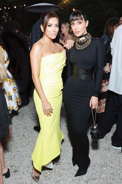 La actriz Eva Longoria impactó con un vestido del diseñador australiano Toni Matievski y charló animadamente con Kim, que sumó a su vestido de Alaïa un espectacular collar de cadenas y cuero y una minibag, ambos de Chanel.