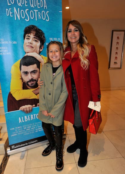 La actriz Fernanda Vives, junto a su hija, fue una de las que terminó aplaudiendo el espectáculo que inicia su temporada en la cartelera porteña