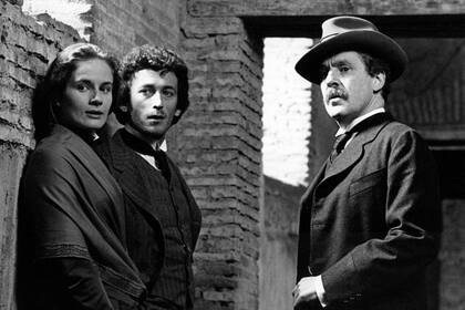 La actriz francesa Dominique Sanda como Lou Andreas Salomé, el actor británico Robert Powell como Paul Rée y el actor sueco Erland Josephson como Friedrich Nietzsche en la película "Más allá del bien y el mal", de 1977