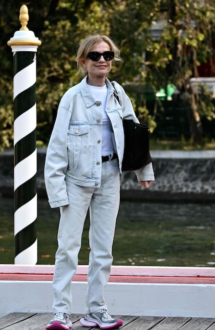 La actriz francesa y presidenta del jurado del prestigioso Festival, Isabelle Huppert, con un look súper informal en su llegada al muelle ubicado en el Lido de Venecia