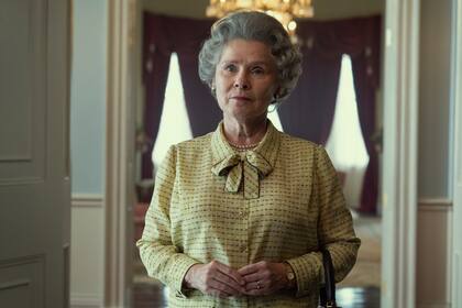 La actriz Imelda Staunton como la reina Isabel en las últimas temporadas de "The Crown" (AP)