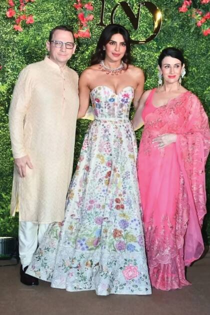 La actriz india junto
a sus suegros, Kevin y Denise Jonas. Para ese día eligió
un strapless de organza de Rahul Mishra, encorsetado
y bordado con delicadas flores de colores. Lo más
impresionante del atuendo fue el collar de diamantes en
oro rosa de Bvlgari, valuado en 1,5 millones de euros.