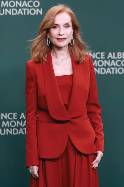 La actriz Isabelle Huppert apostó por un total look rojo, que accesorizó con joyas Chopard