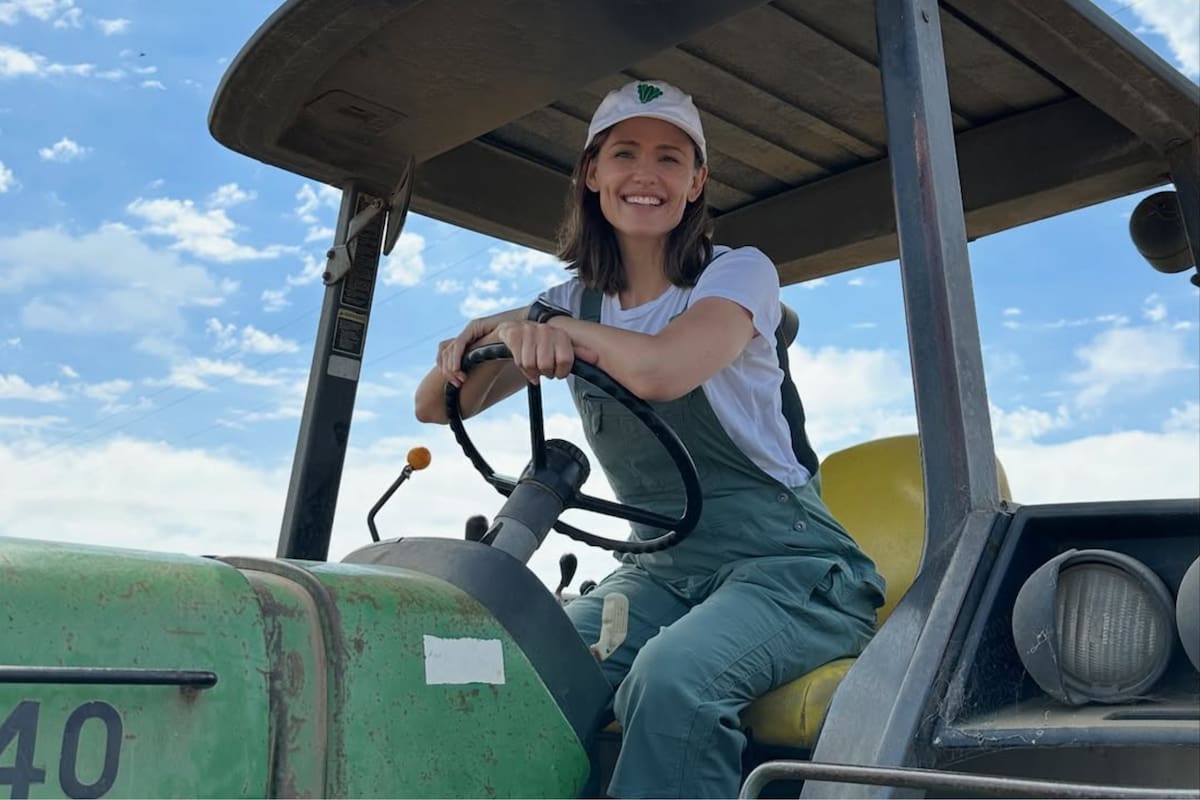 La actriz Jennifer Garner en un tractor en su granja