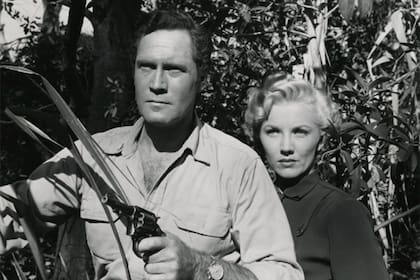 La actriz junto a Clayton Moore en Los tambores de la muerte