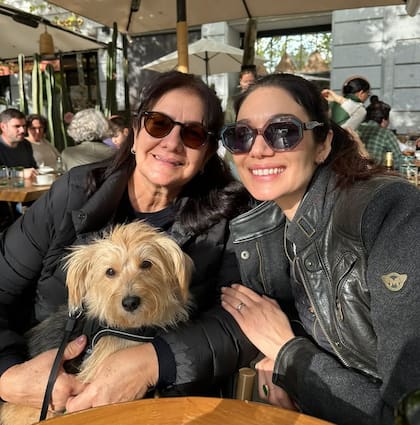 La actriz junto a su madre, Sara, y su mascota, Habanita, nombrada en honor a su ciudad de origen