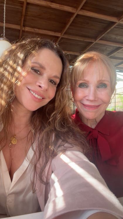 La actriz, junto a su mamá, durante el festejo familiar