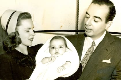 Judy Garland junto a su marido, Vincent Minnelli, y la pequeña Liza